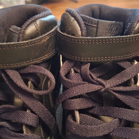 Stylish Black High-Top Sneakers - Picture 10 of 12